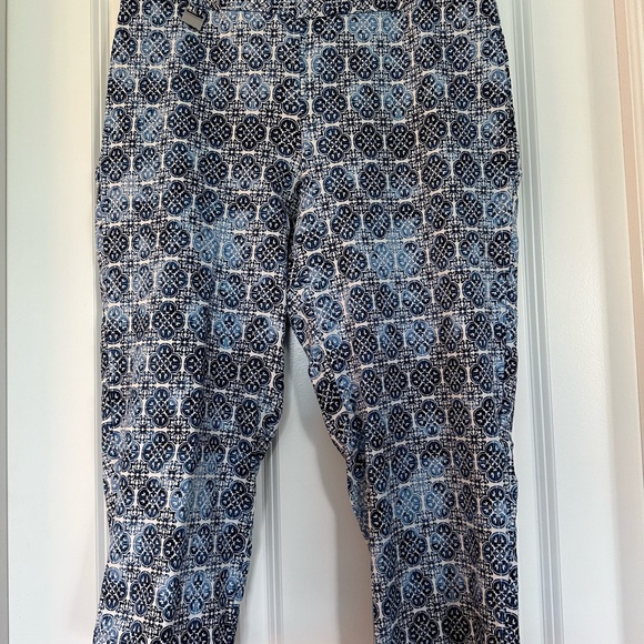 Alex and Olivia Pull on Size 10 Blue and White Geometric Print Capris - Picture 3 of 6